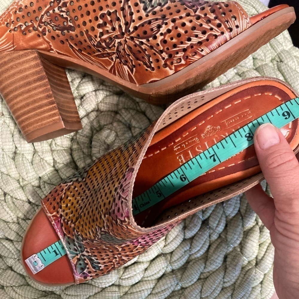 L’Artiste Spring Step Stylin Tan Floral Perforated Peep Toe Slip On Heel Mules - Picture 8 of 8